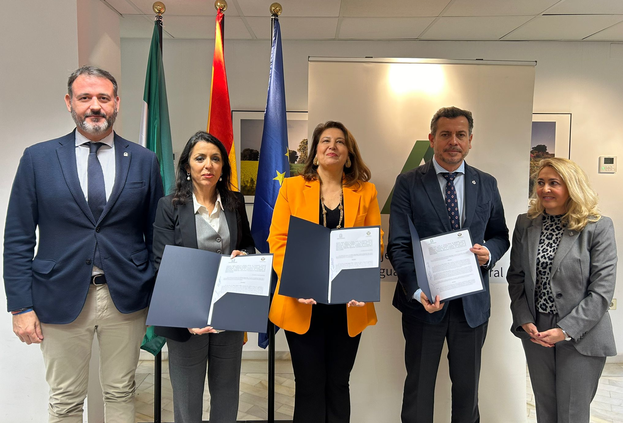 Carmen Crespo, consejera de Agricultura, Pesca, Agua y Desarrollo Rural, con la presidenta de Ifapa, Marta Bosquet; el presidente de Coitand, Carlos León, y otras autoridades asistentes al acto de la firma.