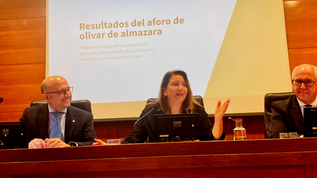 Carmen Crespo en la presentación del aforo del olivar.
