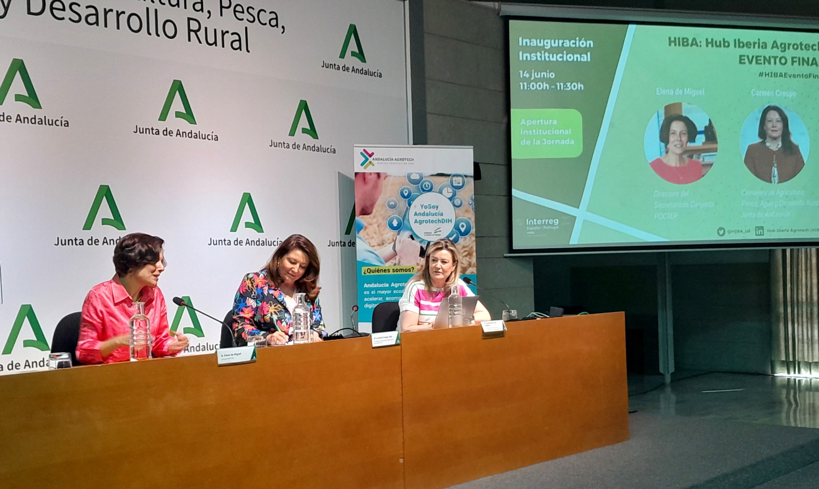La consejera de Agricultura en Agrotech, en una iamgen de archivo junto a la directora general de Industria, Innovación y Cadena Agroalimentaria.