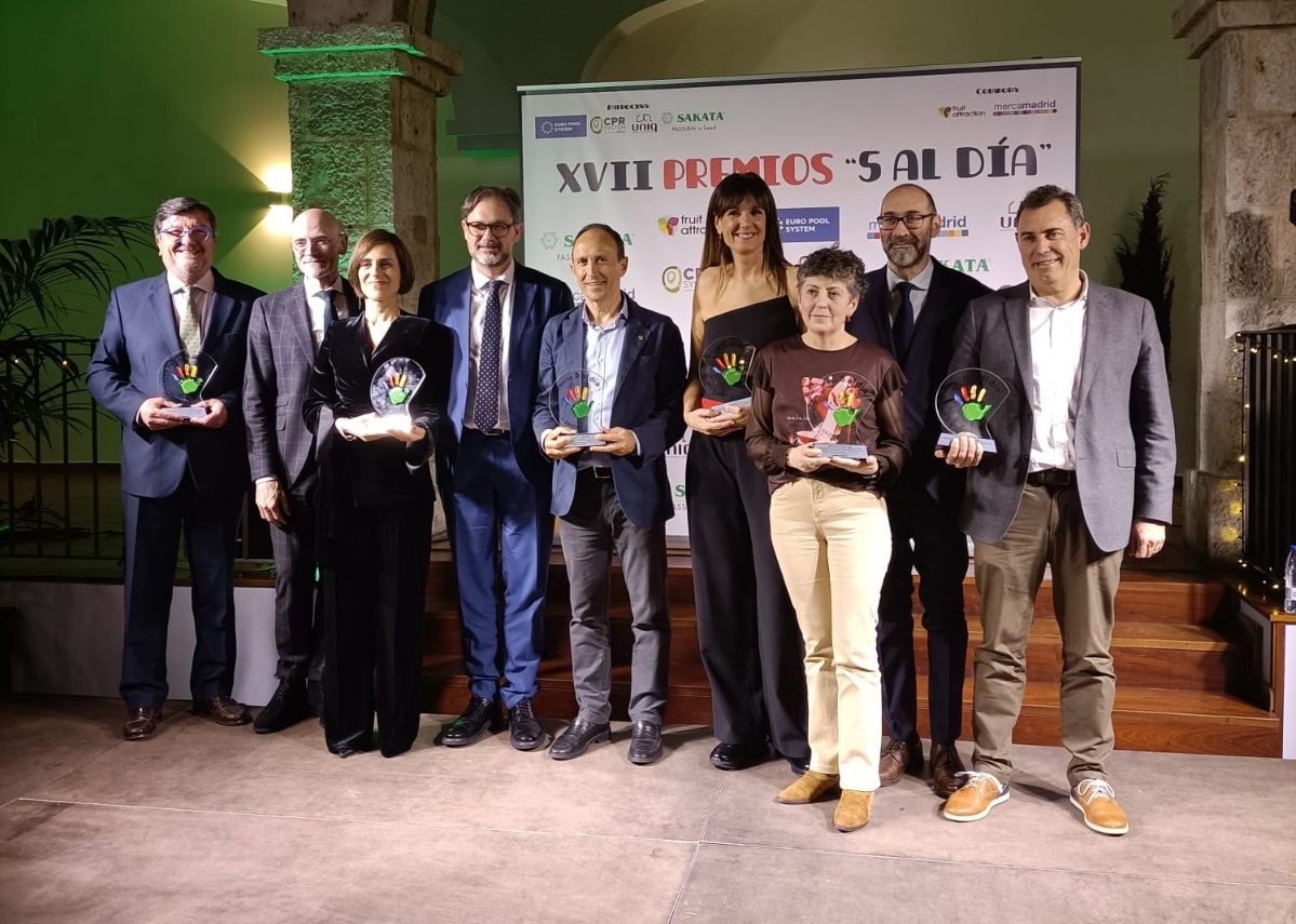 Margarita Cobos, secretaria de AGAPA, recoge el premio de 5 al Día