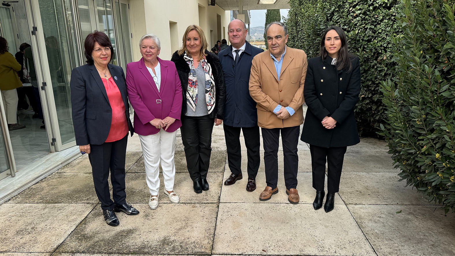 Consolación Vera posa junto al resto de representantes institucionales que inauguran el encuentro