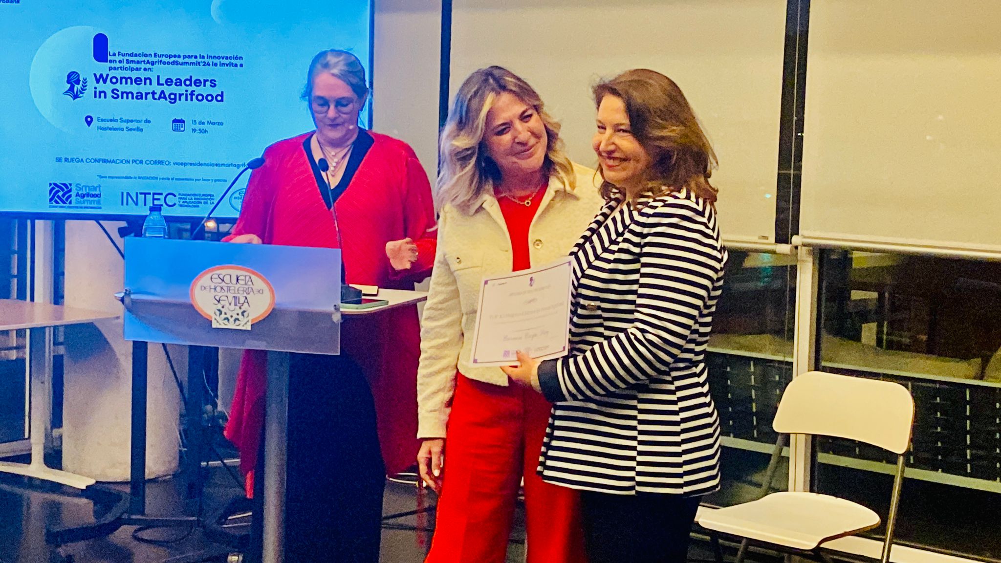 La consejera de Agricultura, Pesca, Agua y Desarrollo Rural, Carmen Crespo, ha sido una de las diez galardonadas con el premio Mujer Top Agrifood.