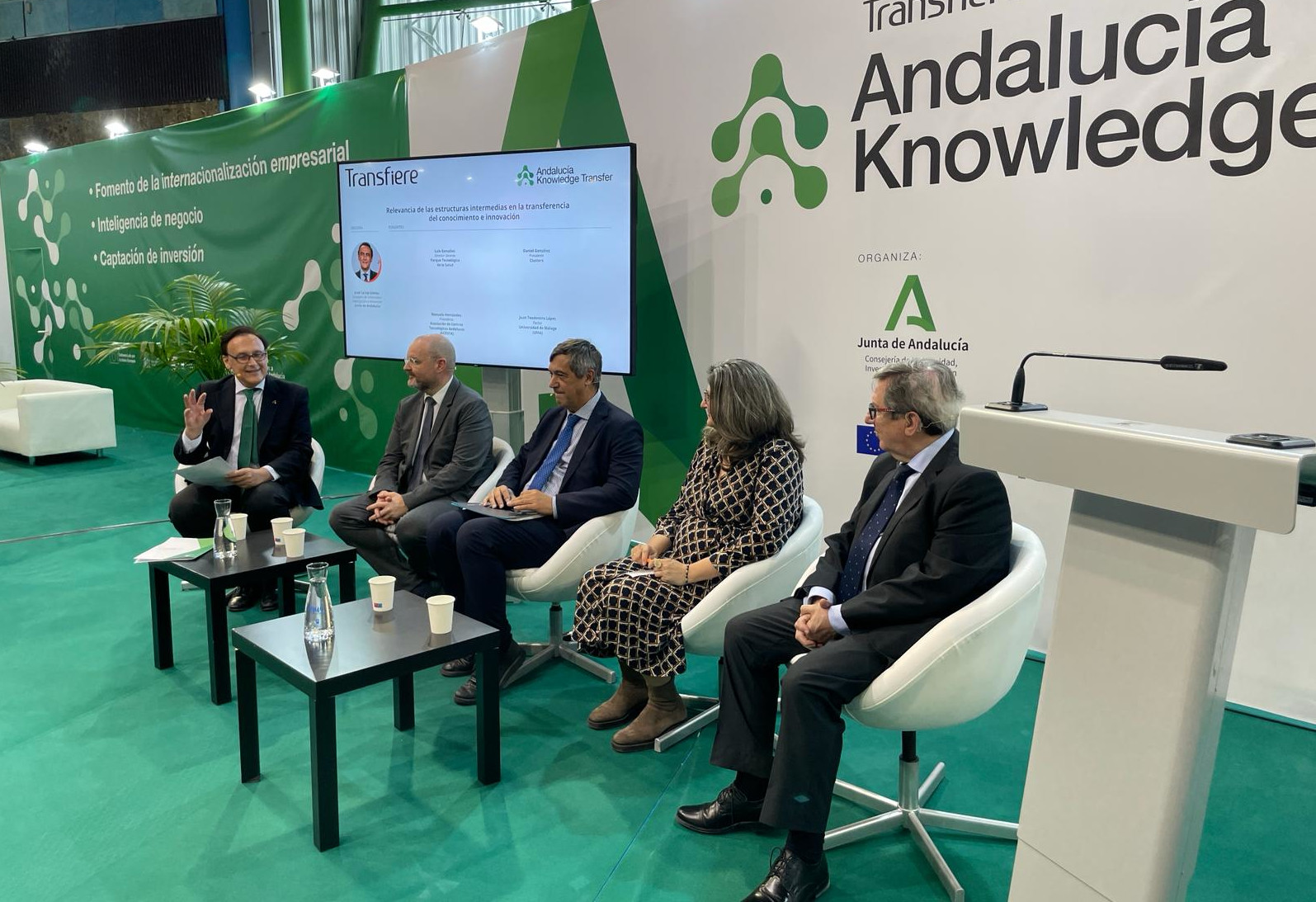 Villamandos modera una mesa redonda en el Foro Transfiere