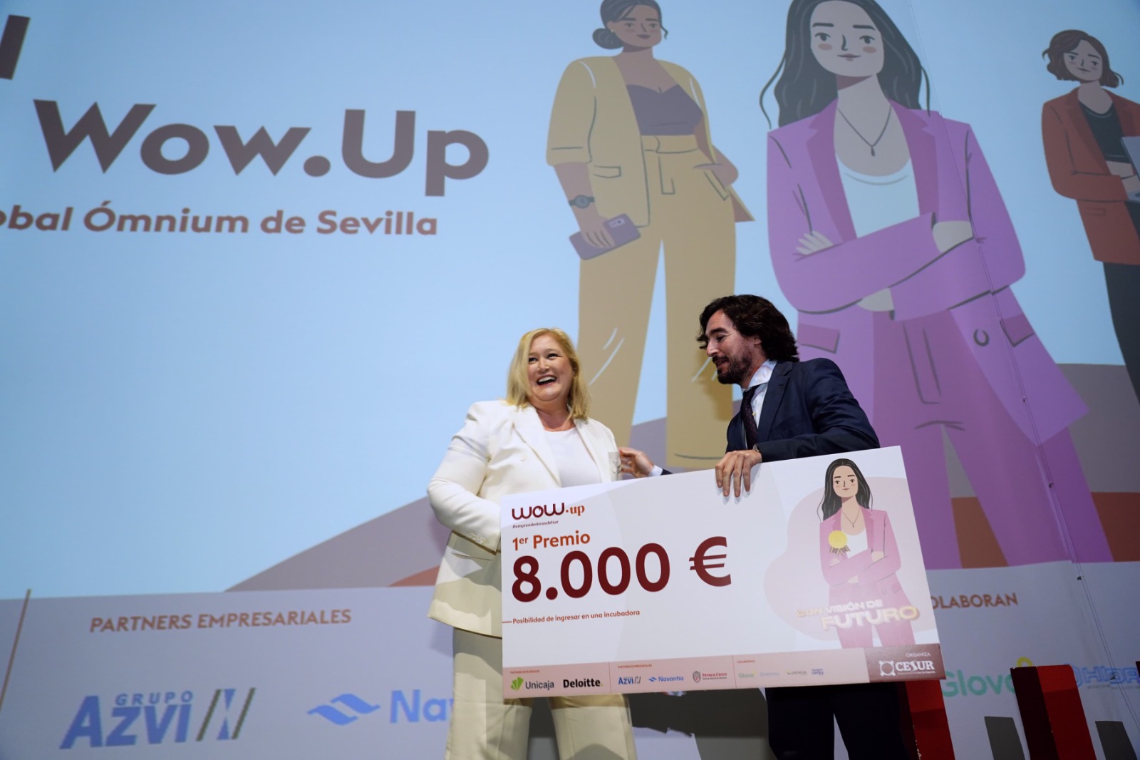 Javier González entrega el premio al proyecto ganador del Wow.up