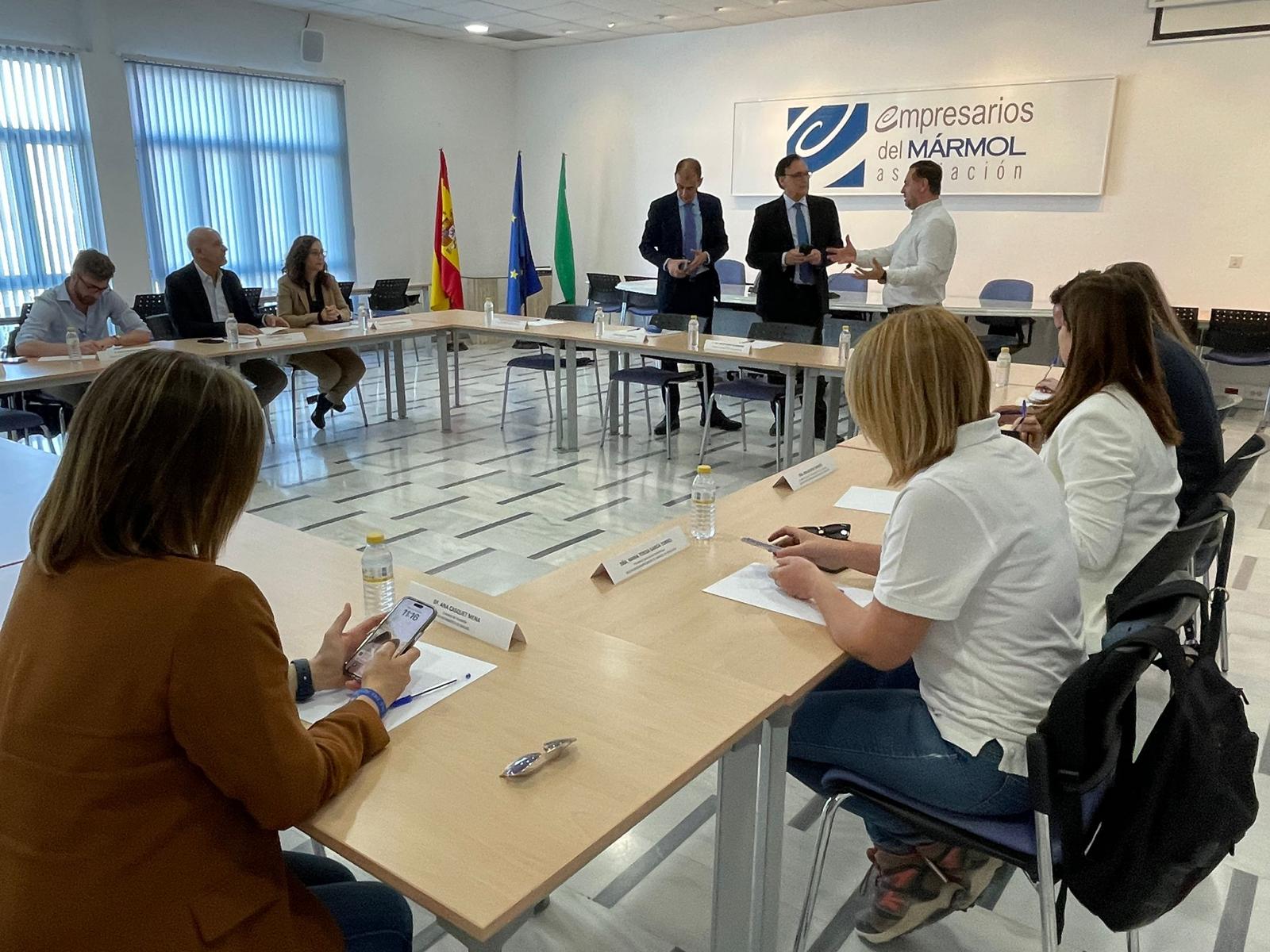 Villamandos se reúne con la Asociación de Empresarios del Mármol de Andalucía