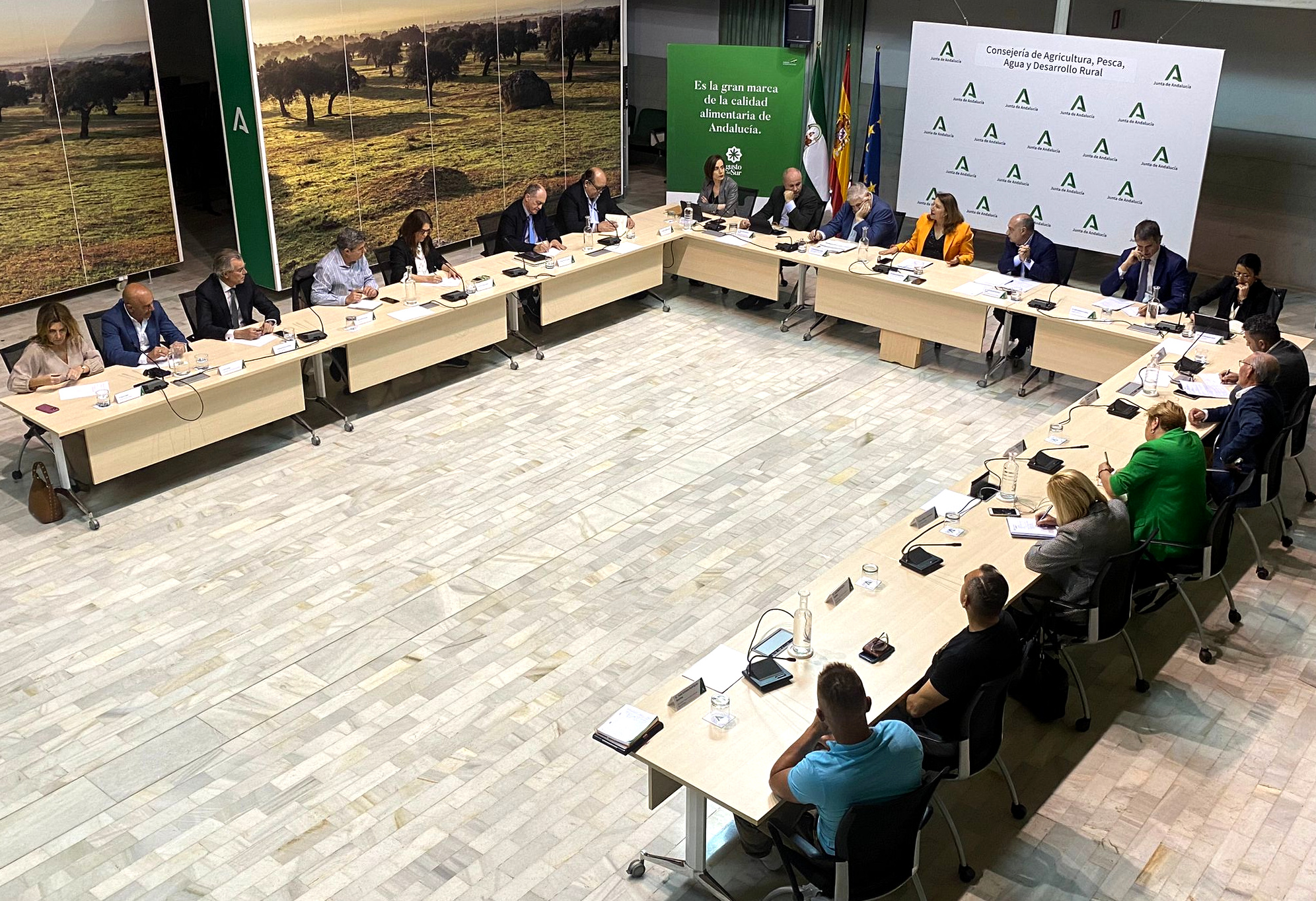 Reunión de la Mesa de Interlocución de los sectores pesquero, marisquero, acuícola y transformador de Andalucía.