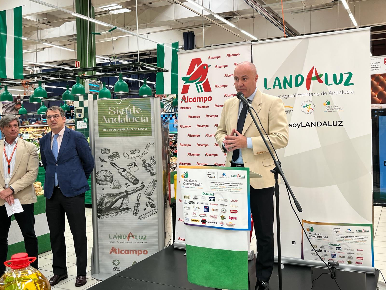 El director gerente de la Agencia de Gestión Agraria y Pesquera de Andalucía (Agapa), José Carlos Álvarez, en la campaña de Promoción en Puntos de Venta (PPV) de productos agroalimentarios y pesqueros de Andalucía en 36 supermercados de la cadena Alcampo.