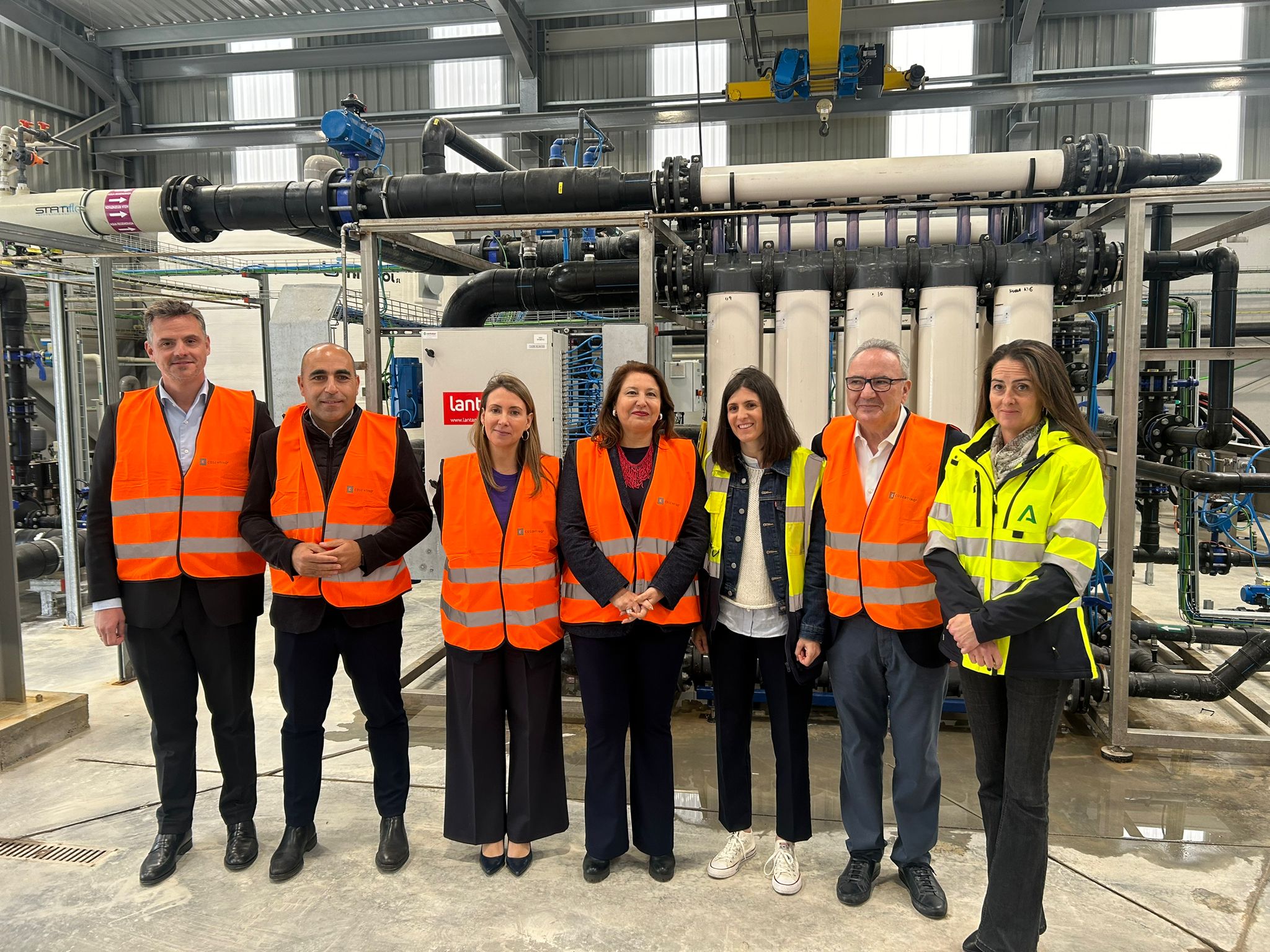 La consejera Carmen Crespo visita la Estación Depuradora de Cosentino