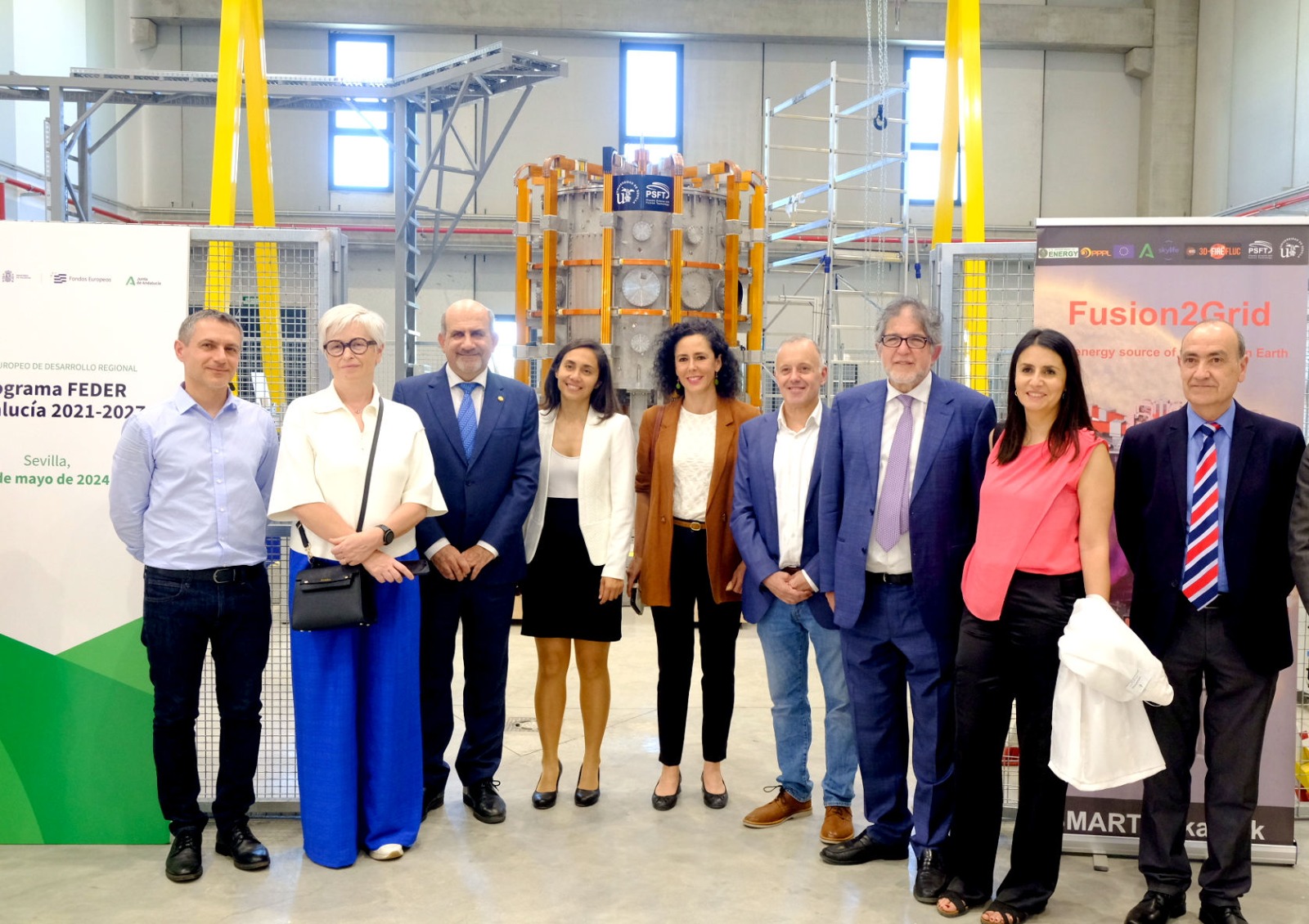 Loreto del Valle junto a representantes de la CE durante la visita al Tokamak SMART