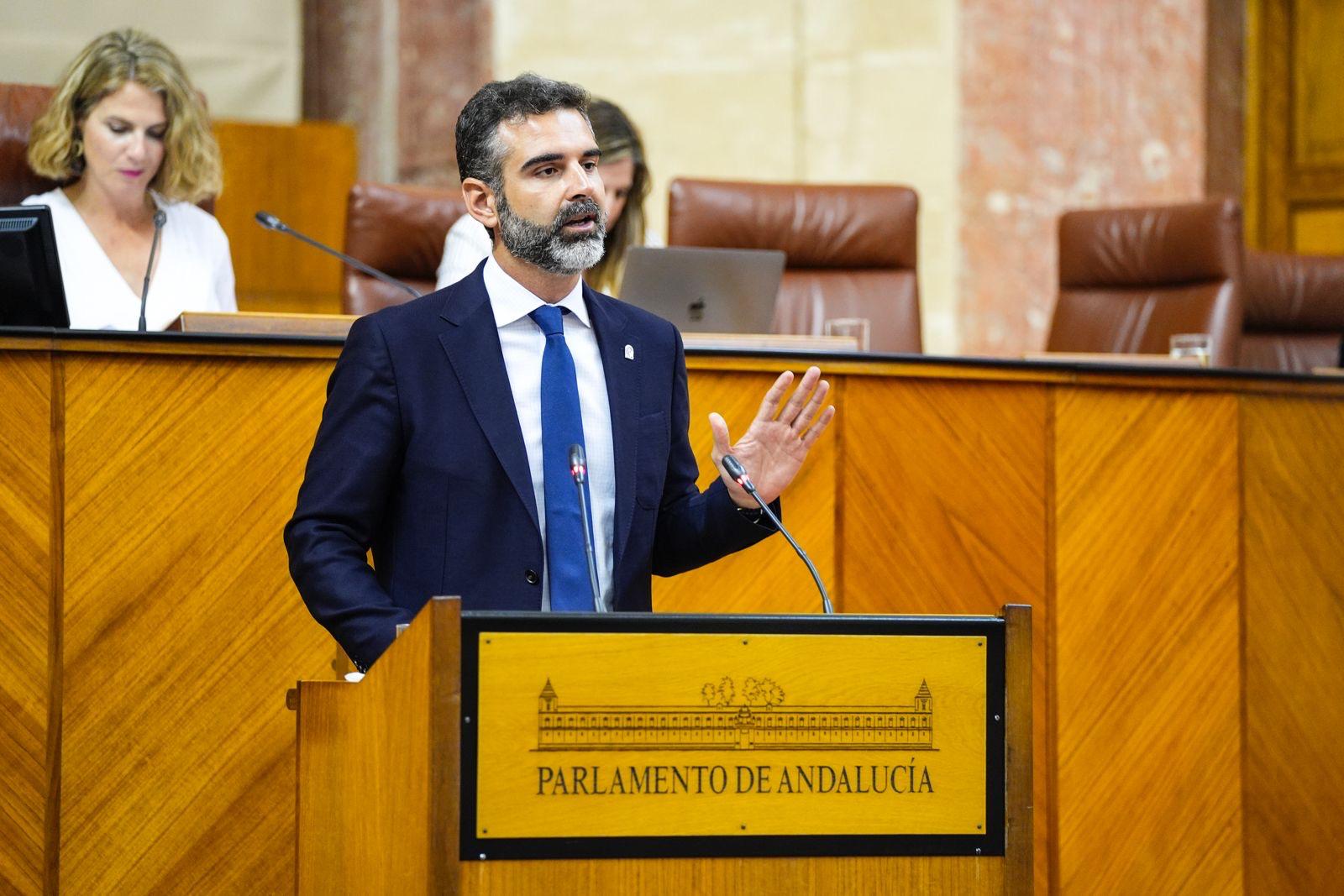 El consejero de Agricultura, Pesca, Agua y Desarrollo Rural, Ramón Fernández-Pacheco, en el Parlamento autonómico durante la presentación del ‘I Plan Estratégico para las Frutas y Hortalizas de Invernadero de Andalucía. Horizonte 2030’.