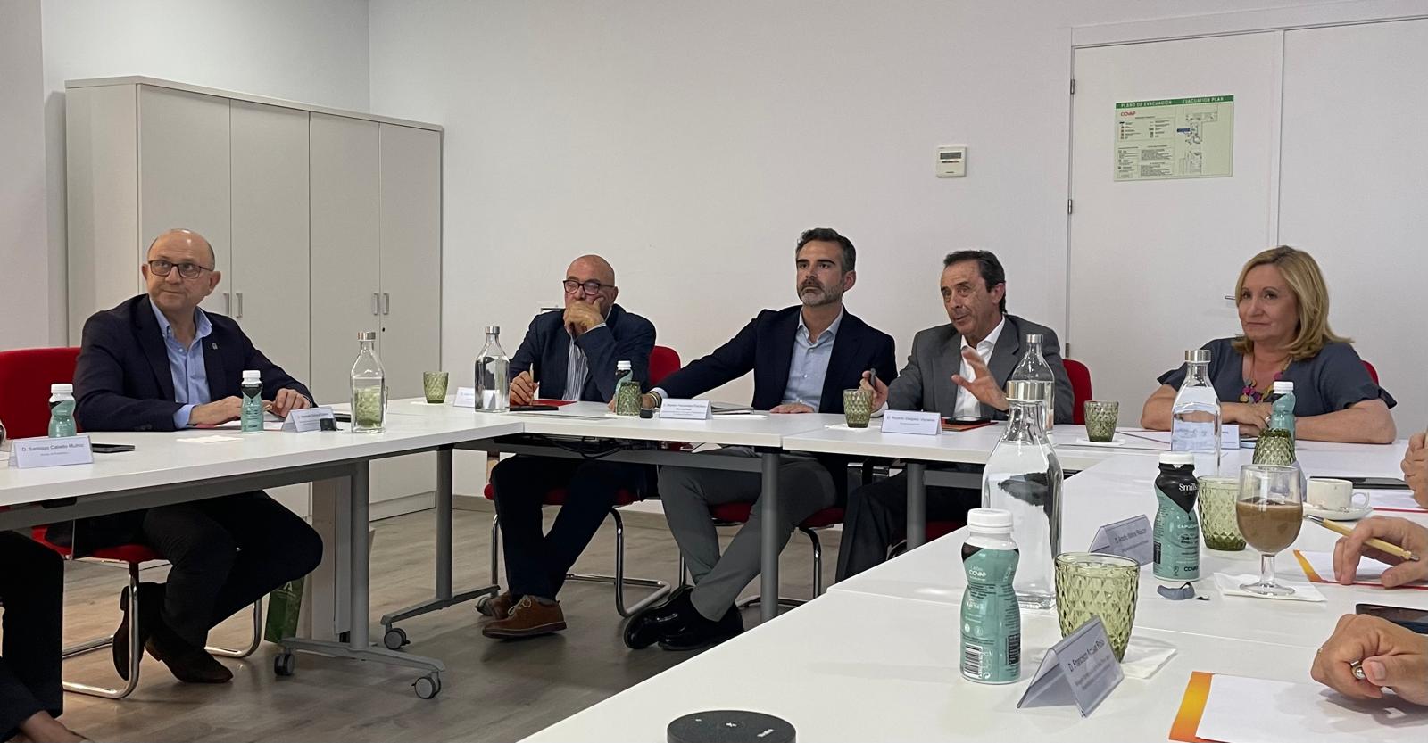 El consejero de Agricultura, Pesca, Agua y Desarrollo Rural, Ramón Fernández-Pacheco, en las instalaciones de COVAP, Cooperativa Ganadera del Valle de Los Pedroches.