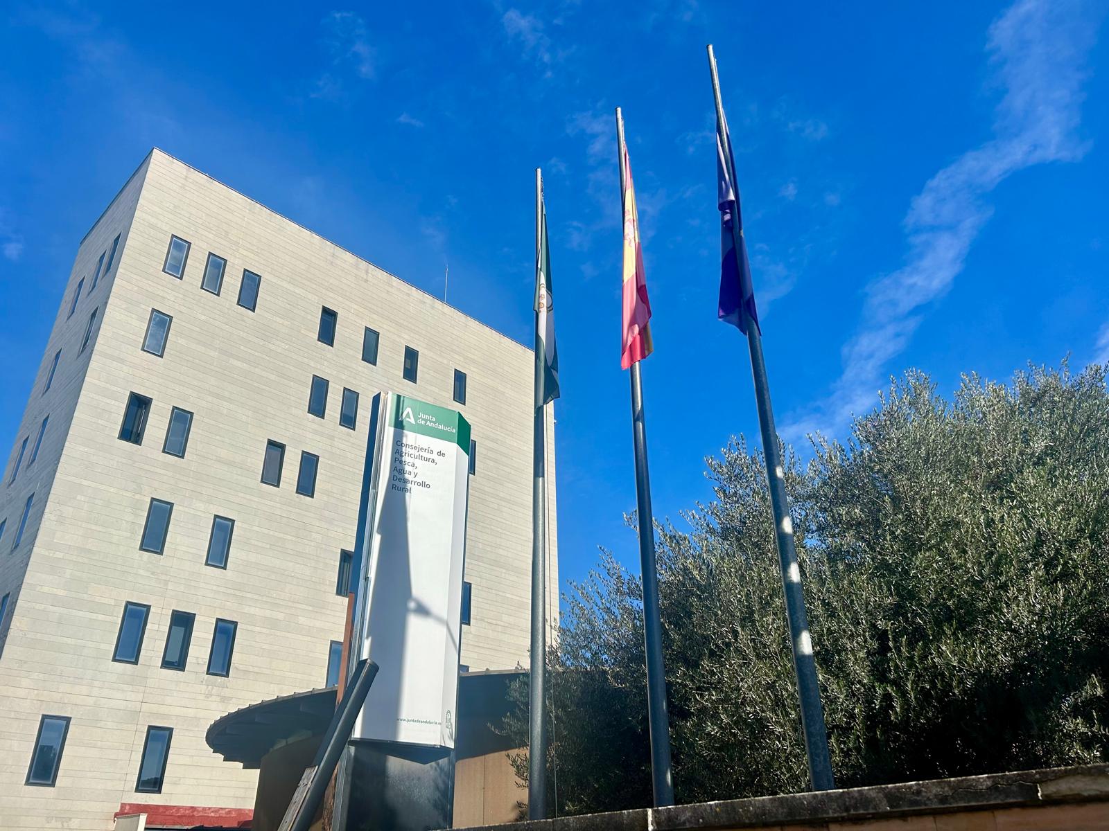 Fachada de la sede de la Consejería de Agricultura, Pesca, Agua y Desarrollo Rural en Sevilla.