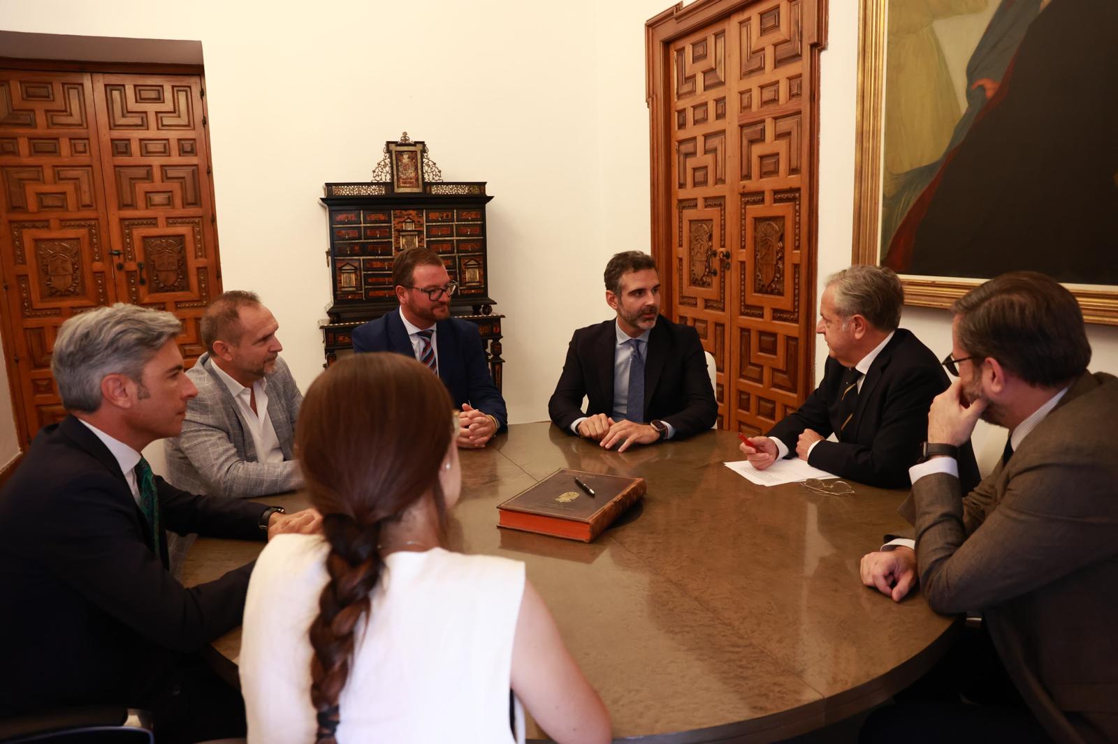 El consejero de Agricultura, Pesca, Agua y Desarrollo Rural y de Sostenibilidad, Medio Ambiente y Economía Azul, Ramón Fernández-Pacheco, en la Diputación de Córdoba.