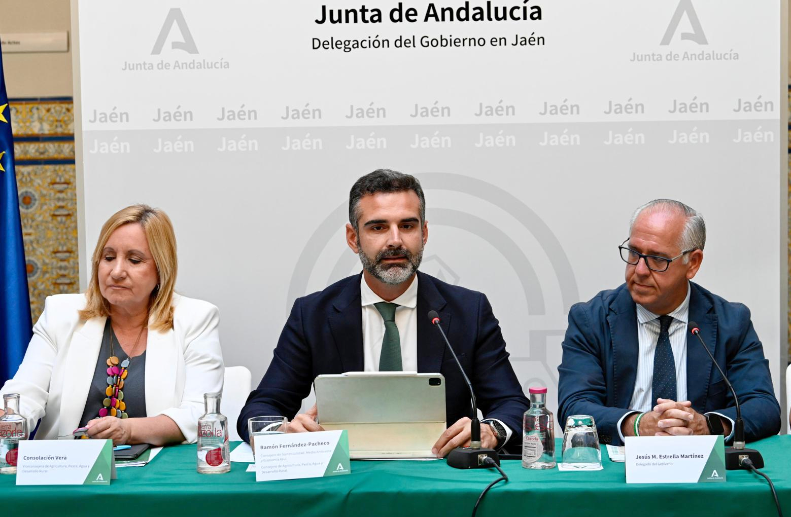 El consejero de Agricultura se reúne con empresarios oleícolas de Jaén que han solicitado ayudas para aprovechar el alperujo