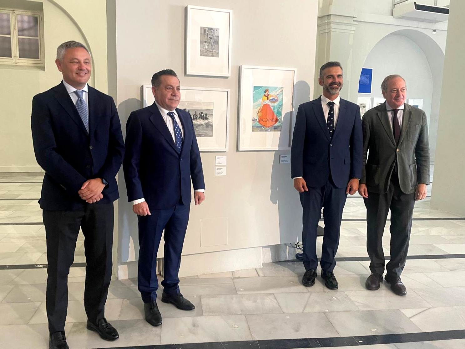 El consejero de Agricultura asiste a la inauguración de la exposición de arte 'Agua, memoria líquida'