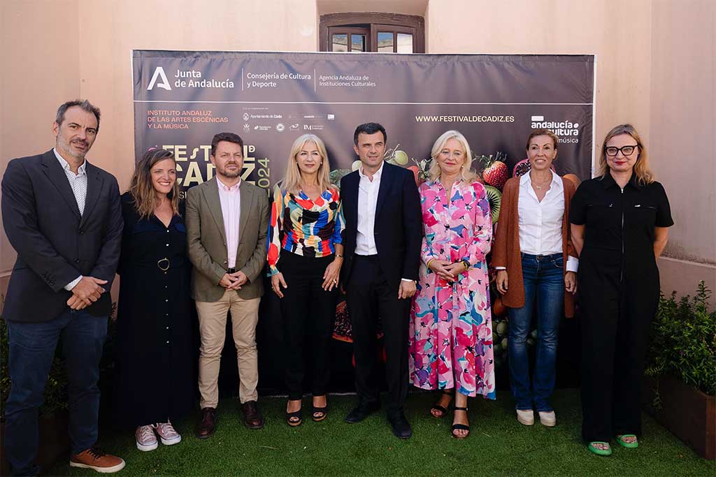 La consejera de Cultura y Deporte, Patricia del Pozo, junto al alcalde de Cádiz, Bruno García, y miembros de la organización del Festival de Música Española.