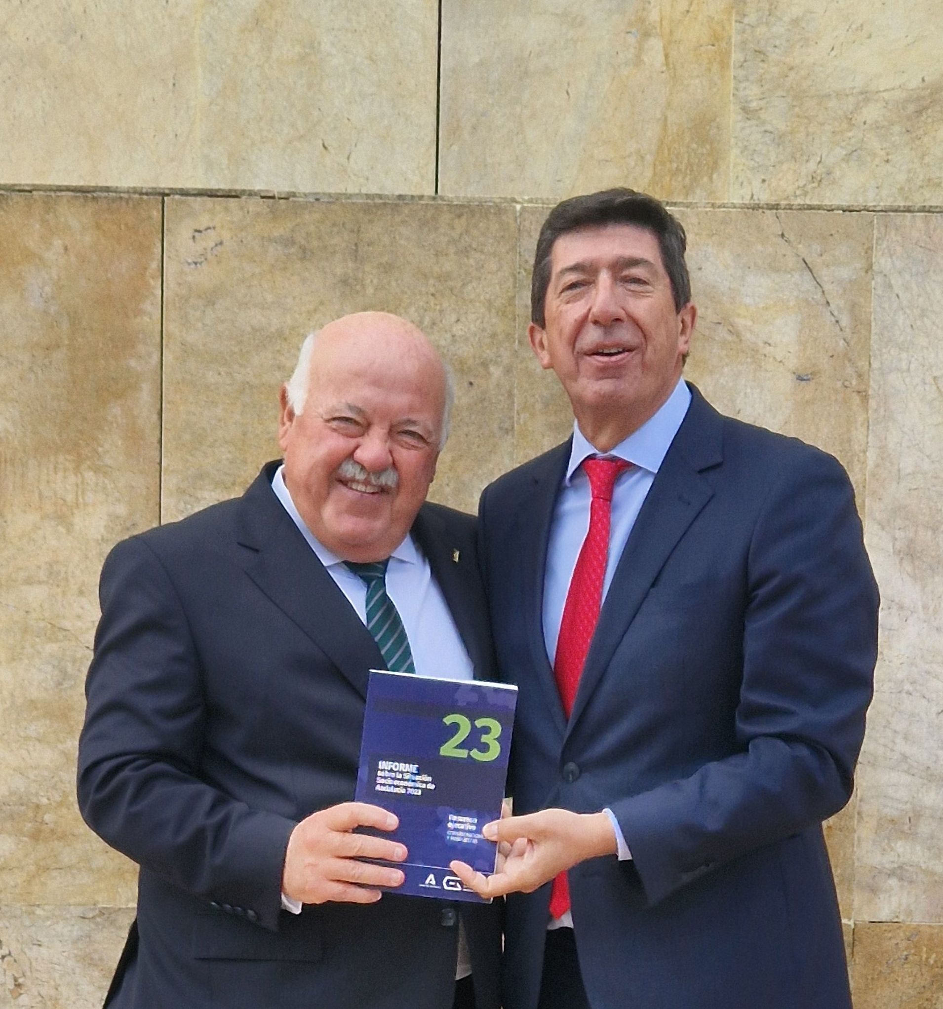 Juan Marín y Jesús Aguirre durante el acto de entrega