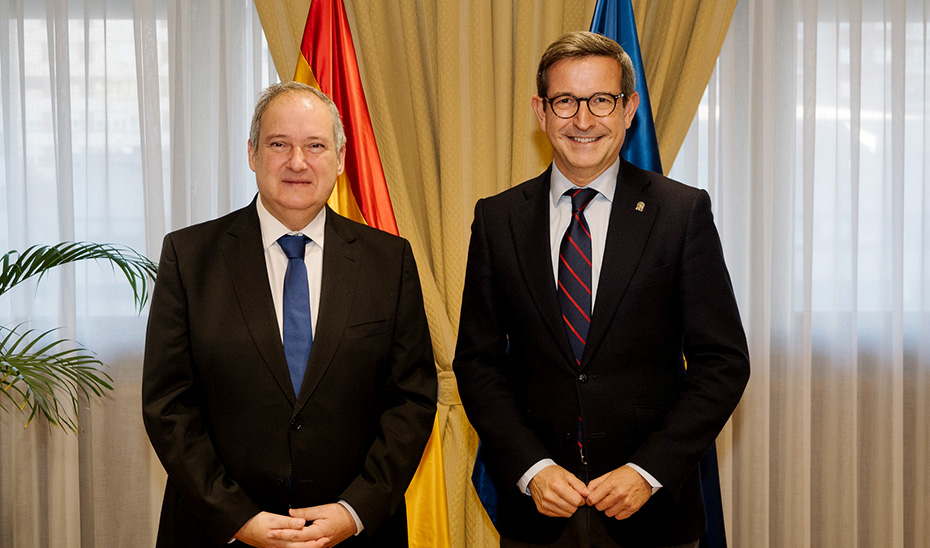 El consejero de Industria, Energía y Minas, Jorge Paradela, posa junto al ministro de Industria y Turismo, Jordi Hereu, tras una reunión de trabajo en Madrid.