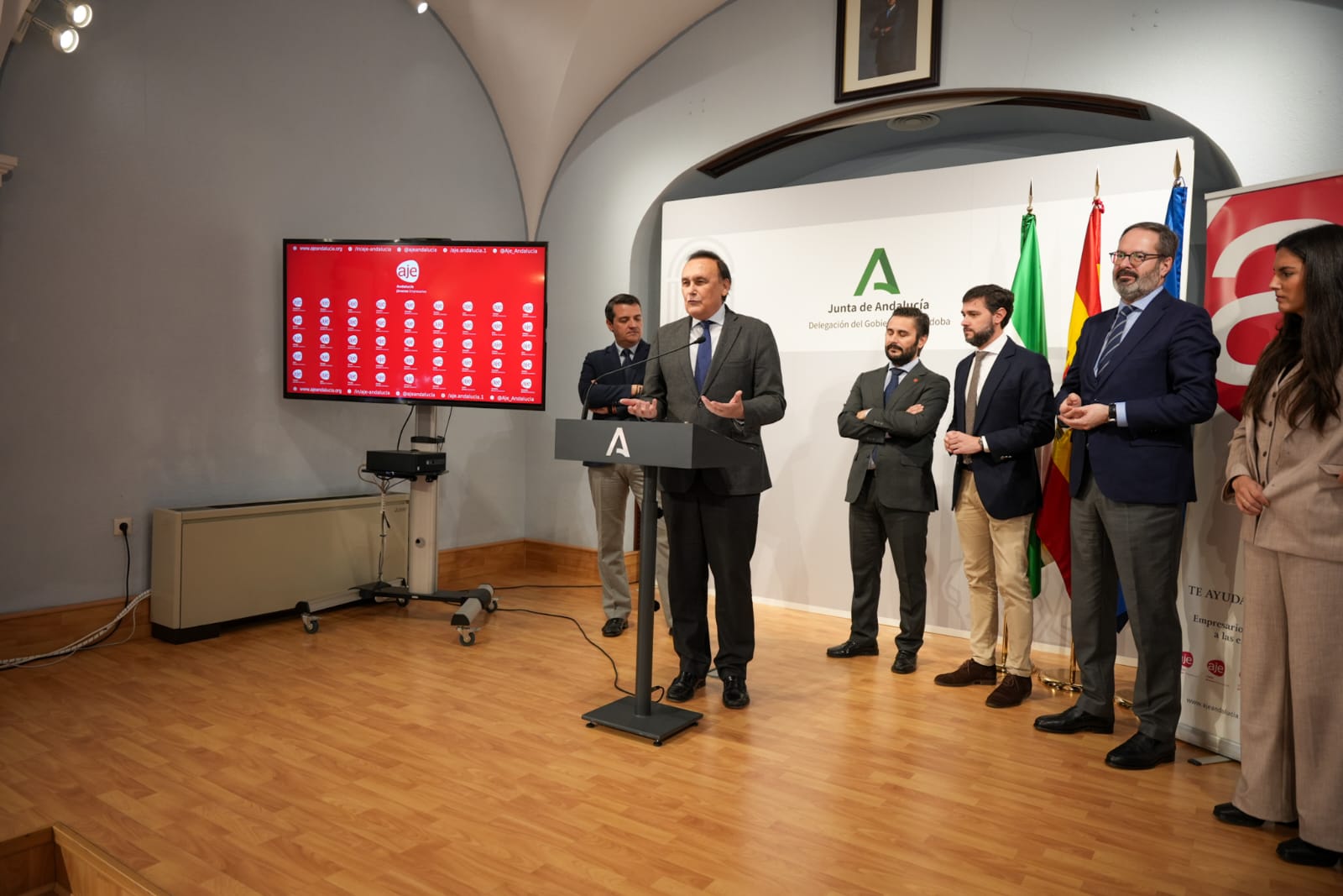 Villamandos en la reunión del comité ejecutivo de AJE