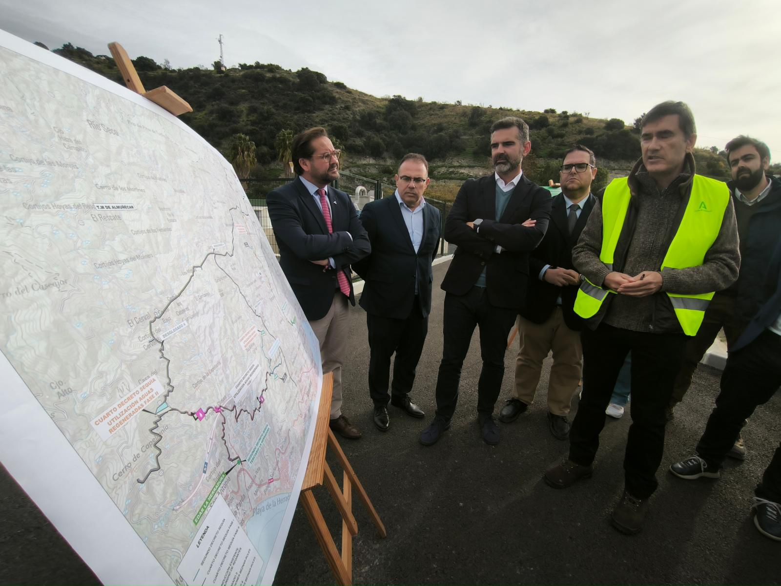 Ramón Fernández-Pacheco visita una de las obras del Plan PARRA en Almuñécar-La Herradura, en la provincia de Granada.