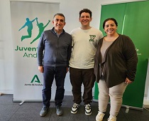 El joven escritor Daniel Soto Pardo junto a la responsable del IAJ en Málaga