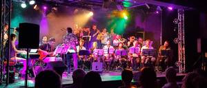 Actuación de '¡La Vin! Band' durante la edición 2023 de ‘Los Acústicos del Rey Chico'