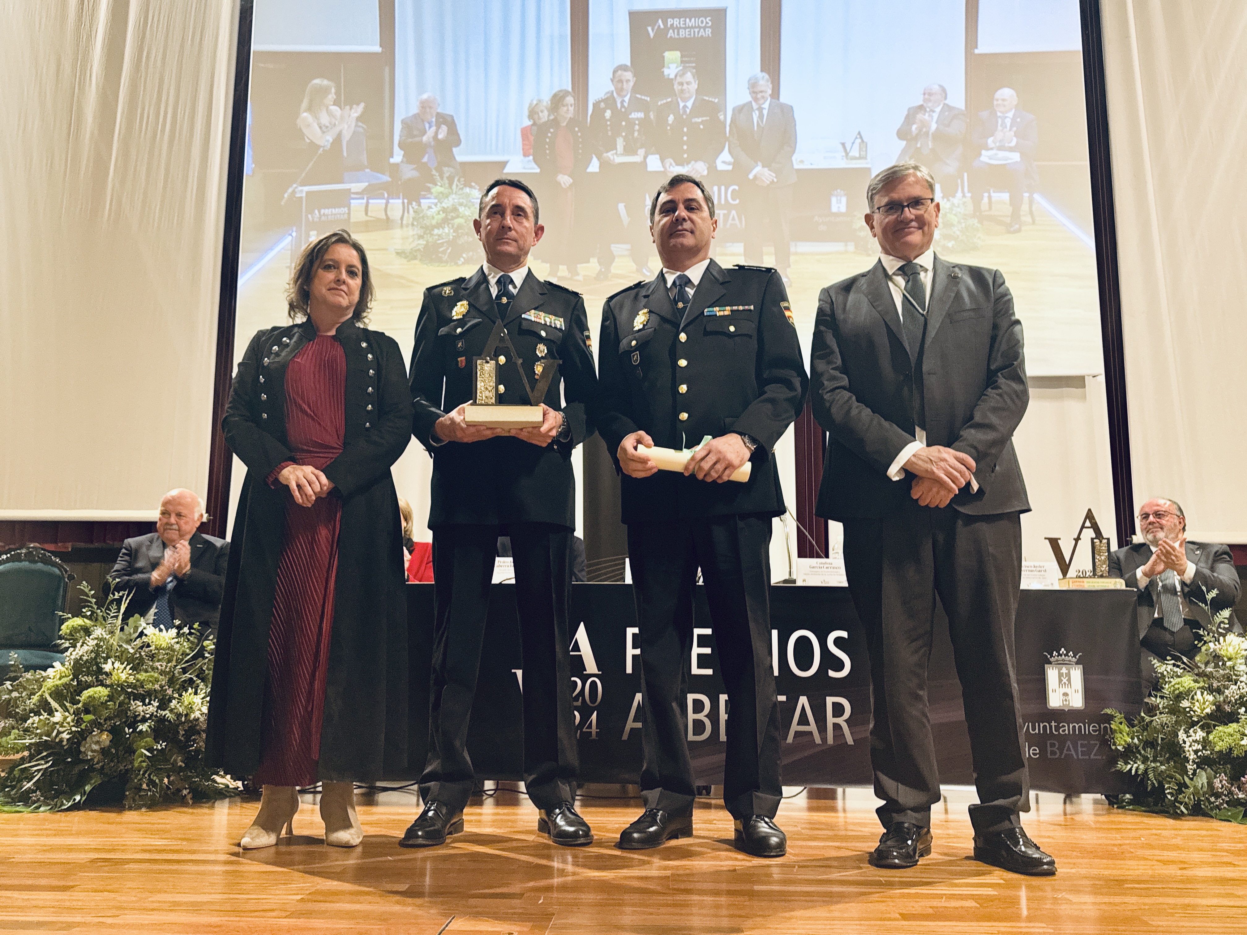 Catalina García entrega el reconocimiento a la Policía Nacional en los Premios Albéitar.