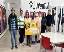 La asesora provincial del IAJ en compañía de los técnicos dejuventud del Ayuntamiento de Martos