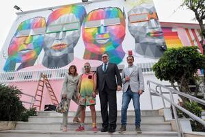 Arturo Bernal ha visitado la instalación mural del artista Okuda en la fachada del Teatro Cánovas de Málaga