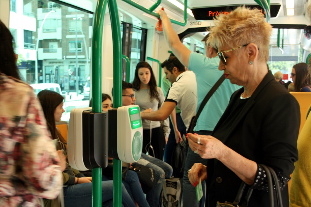 Usuarios del metro de Granada.