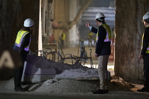 Moreno y Carazo saludan a los trabajadores que han hecho posible el cale de los dos túneles del Metro de Málaga