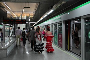 Usuarios del Metro de Sevilla durante la Feria de Abril.