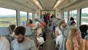 Usuarios del Trambahía en el trayecto a Cádiz capital.