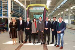 La consejera Rocío Díaz ha visitado las cocheras del tranvía.