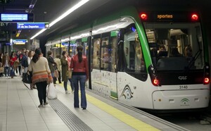 Viajeros del metro de Málaga.