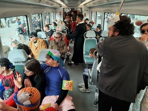 Usuarios del Trambahía durante el Carnaval de Cádiz.