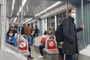 Usuarios en el metro de Sevilla.