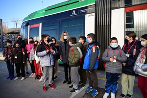 La consejera ha visitado las cocheras del Metro junto a los escolares.