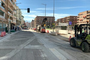 Extendido del asfaltoen calle Arabial.