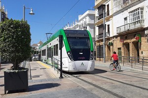 Paso en pruebas del TramBahía por la calle Real de San Fernando.