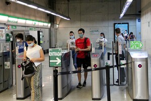 Usuarios del metro de Sevilla.
