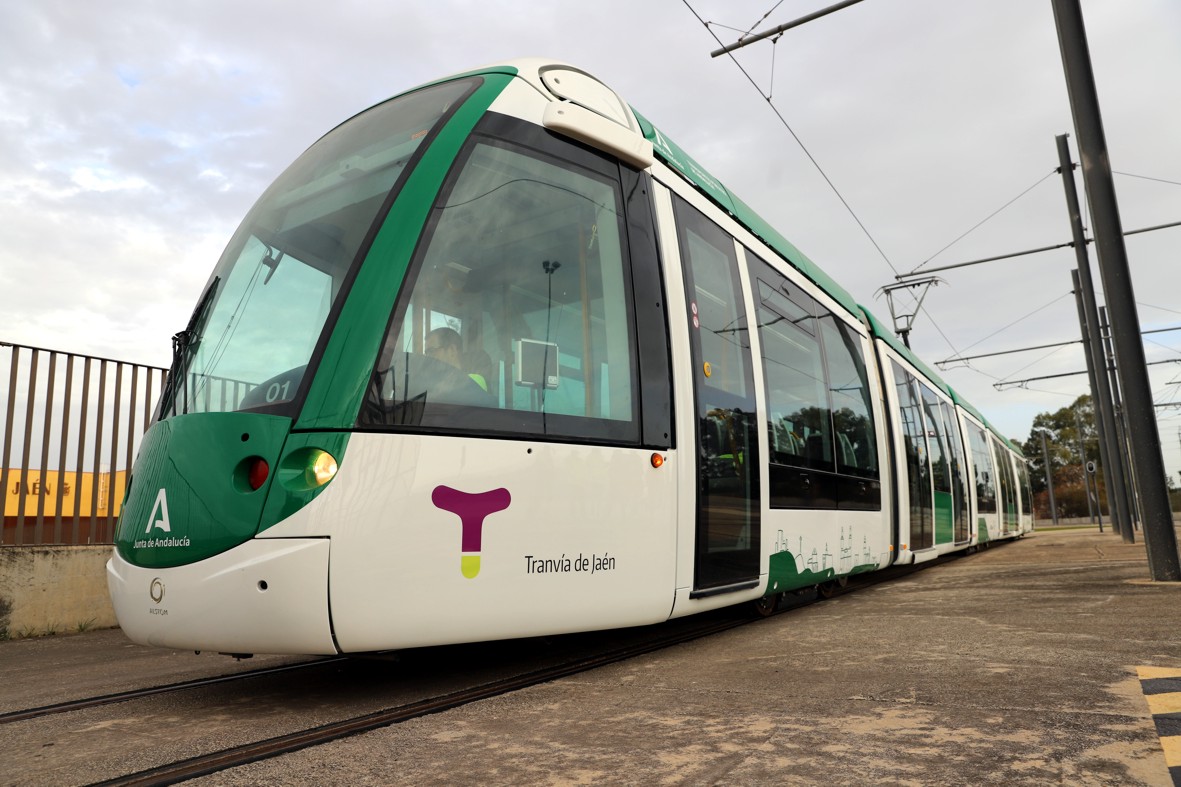 El tranvía de Jaén sale en pruebas de los talleres y cocheras.