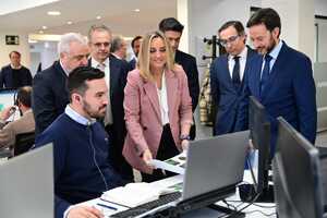 La consejera visita las nuevas oficinas de CAF en Granada.