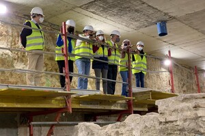 Las autoridades públicas visitan los restos arqueológicos.
