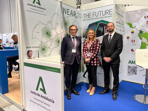 La consejera Marifrán Carazo visita el stand de los ferrocarriles andaluces en InnoTrans.