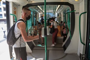 Usuarios del metro de Granada.