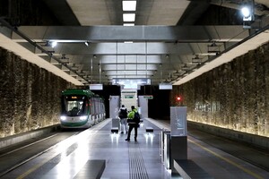 Los nuevos trenes a su paso por el túnel de Camino de Ronda.