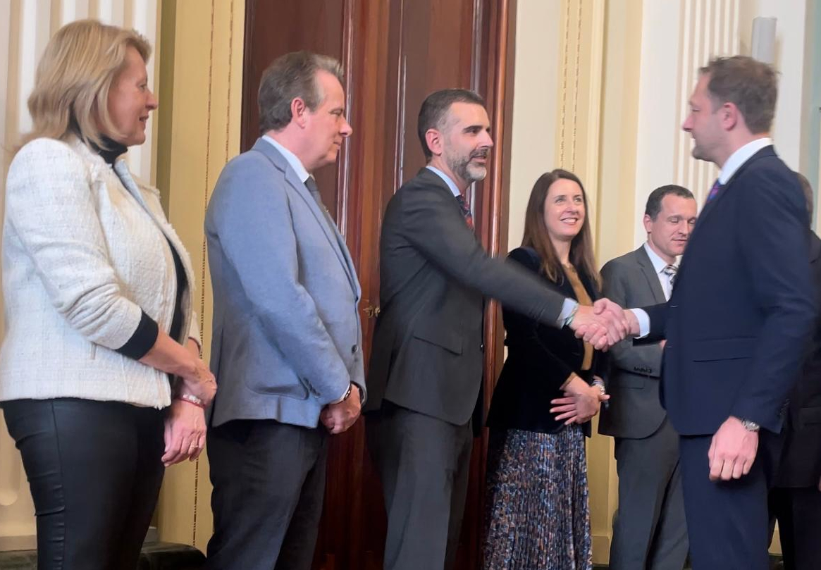 Fernández-Pacheco saluda al comisario europeo