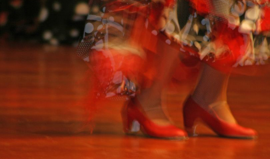Los pies de una bailaora en un espectáculo flamenco