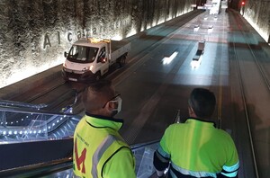 Los técnicos inspeccionan las instalaciones del metro.